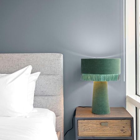 Placemakr Premier Sobro Nashville Luaran gambar A table lamp