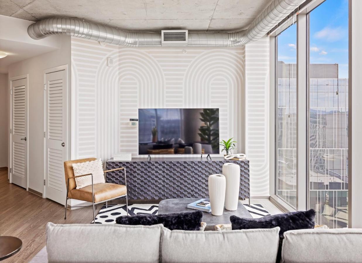 Placemakr Premier Sobro Nashville Luaran gambar A living room at 1001 Olympic