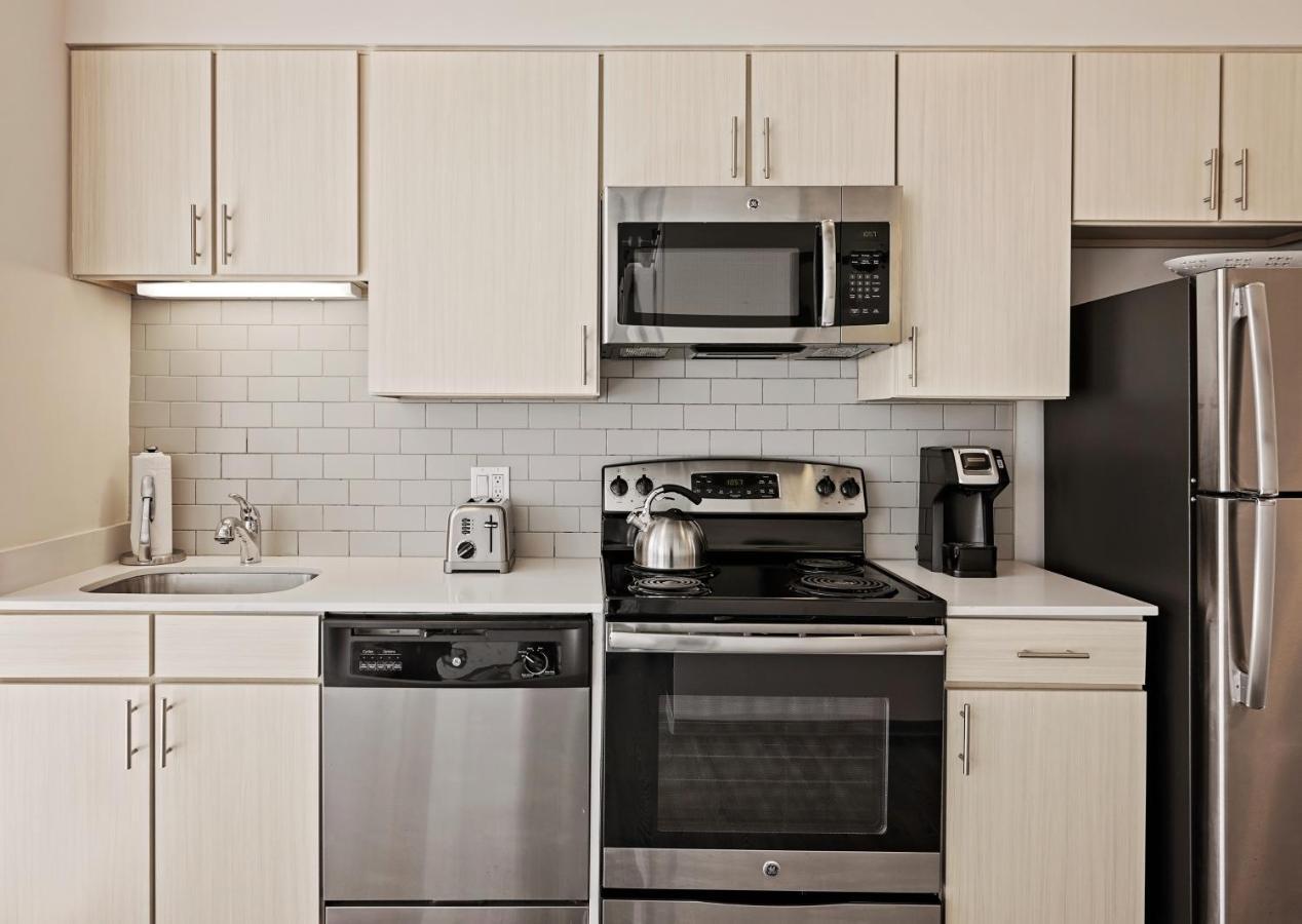 Placemakr Premier Sobro Nashville Luaran gambar A typical kitchen in a typical apartment
