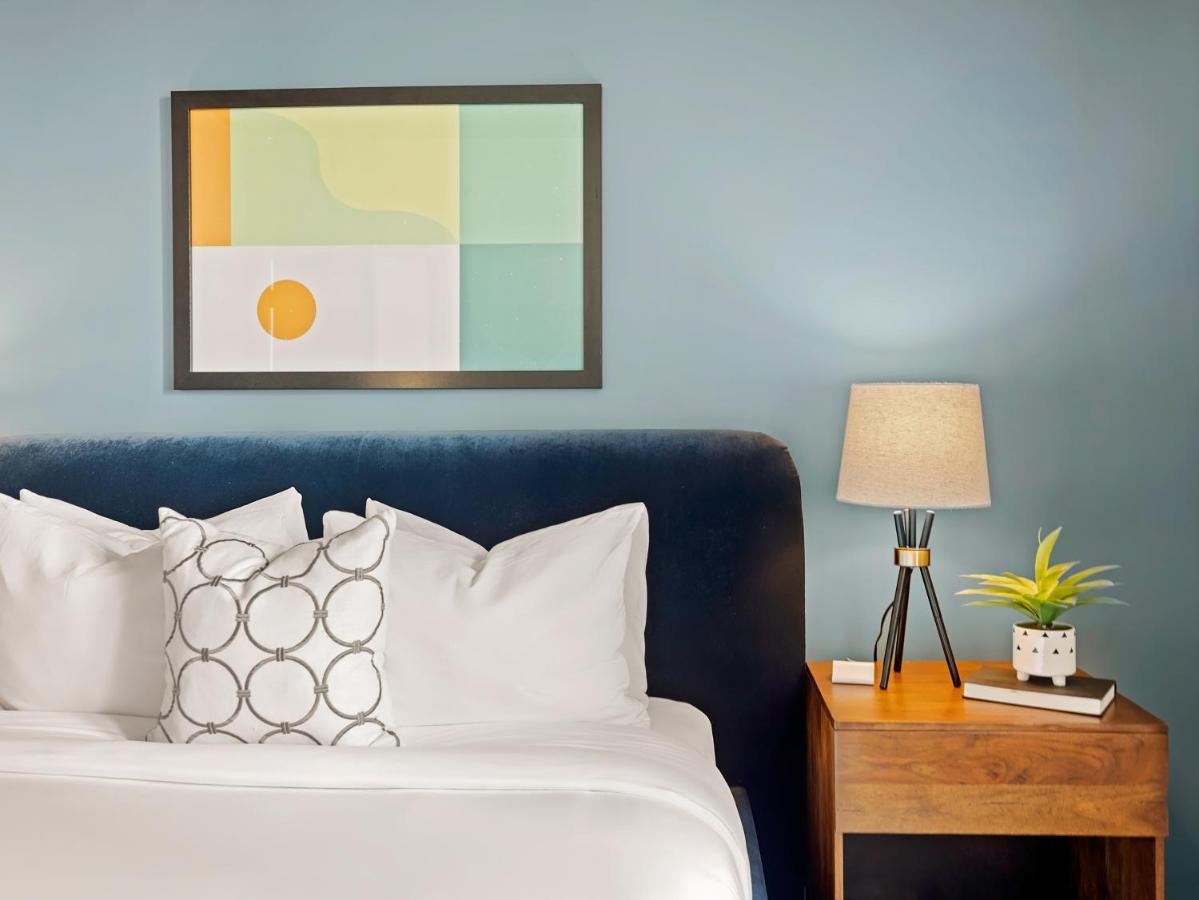 Placemakr Premier Sobro Nashville Luaran gambar A bedroom at the Hotel Valencia