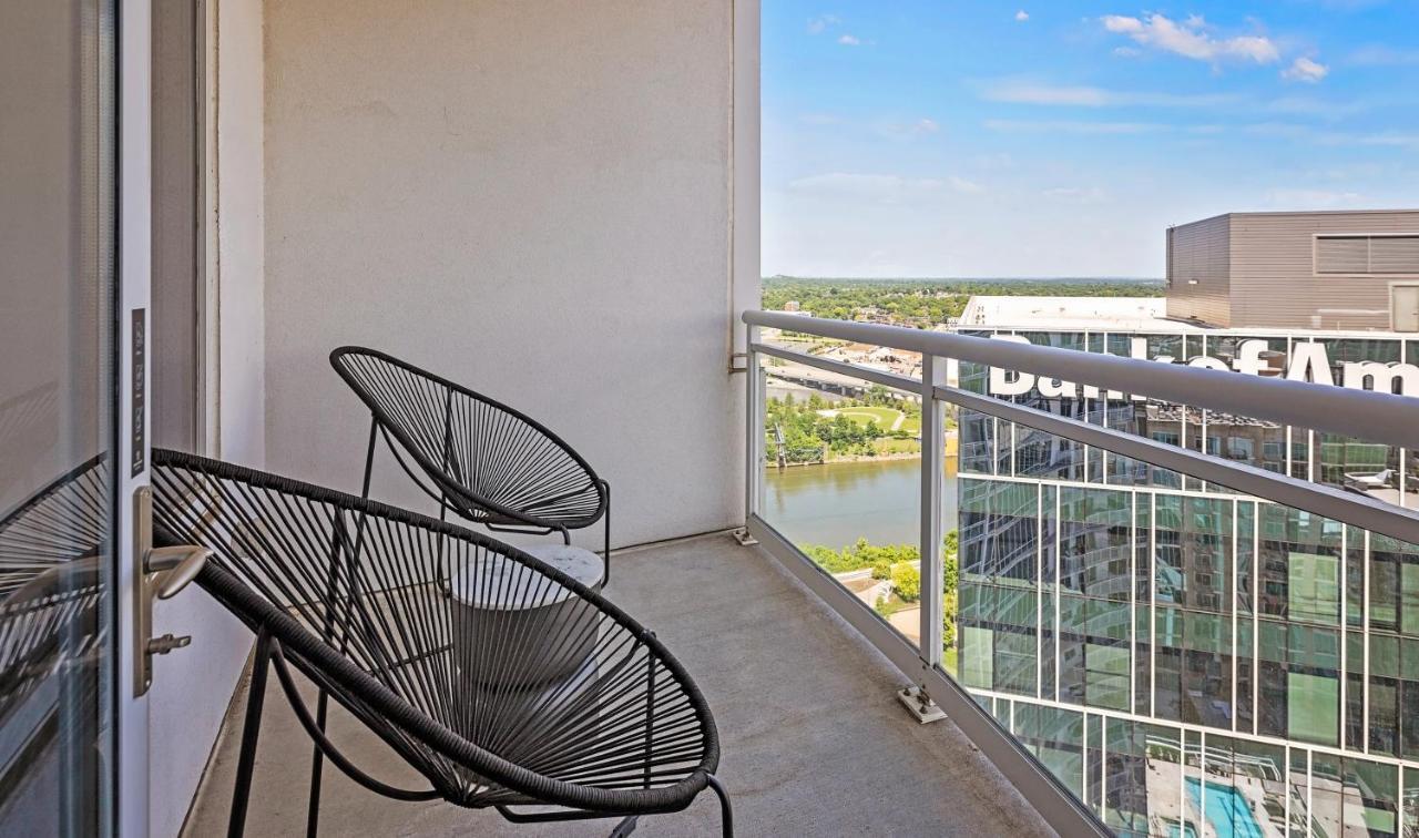 Placemakr Premier Sobro Nashville Luaran gambar A balcony at the River District