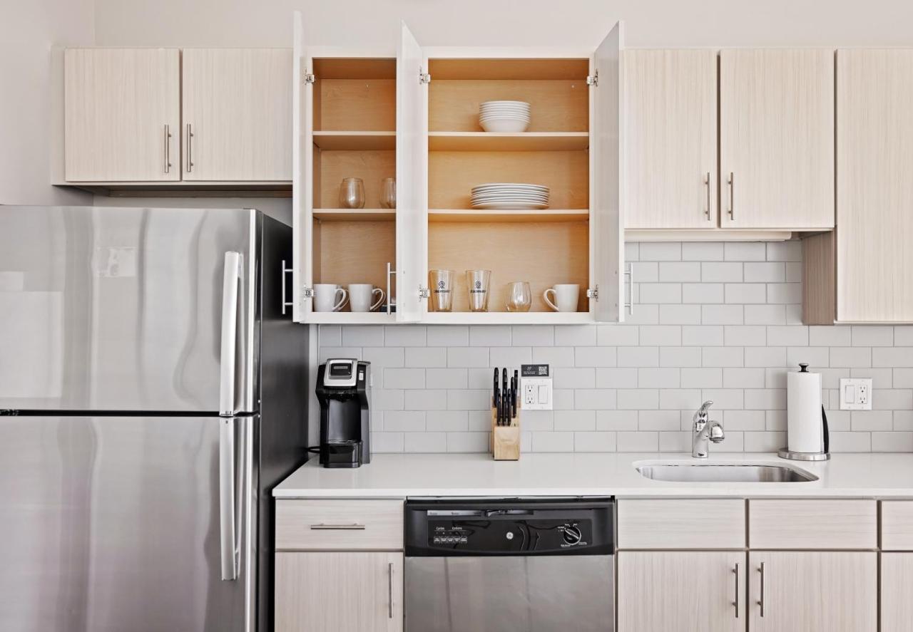 Placemakr Premier Sobro Nashville Luaran gambar A typical kitchen in a typical apartment