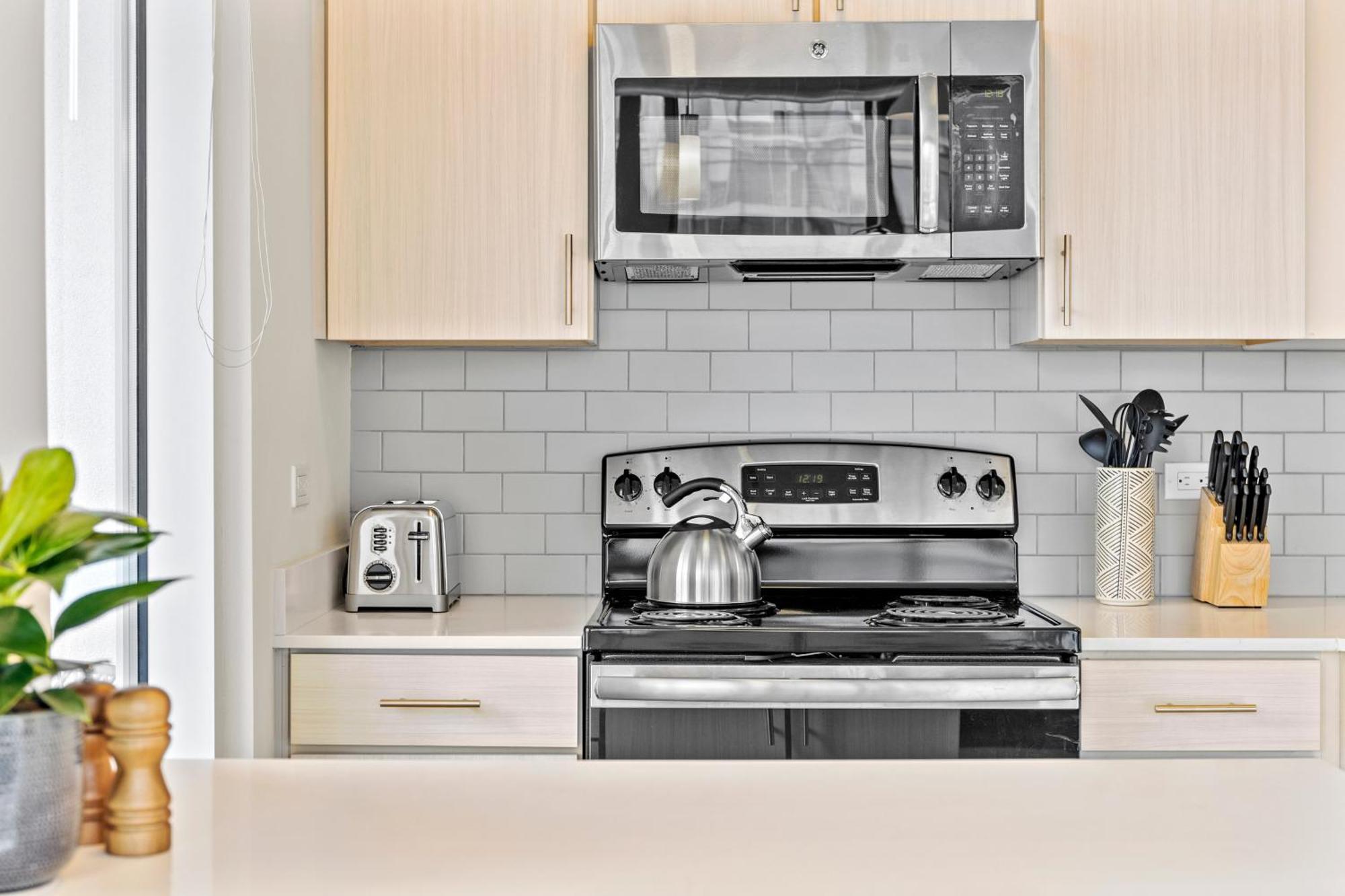 Placemakr Premier Sobro Nashville Luaran gambar A microwave oven above a stove
